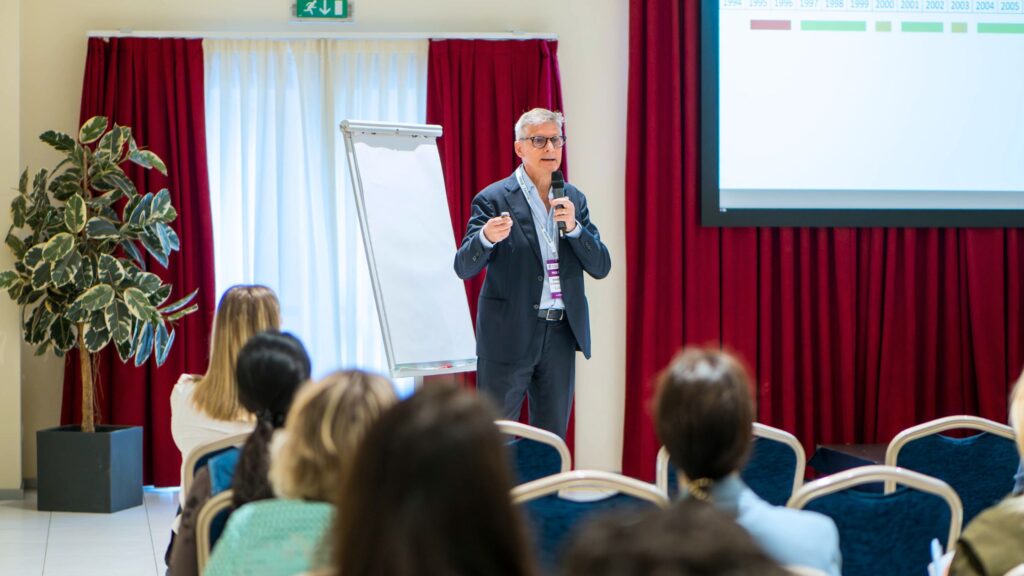 Gianni Cicogna, Founder Smartpeg, durante il suo seminario d'apertura in occasione del Global Summit Human Resources 2025