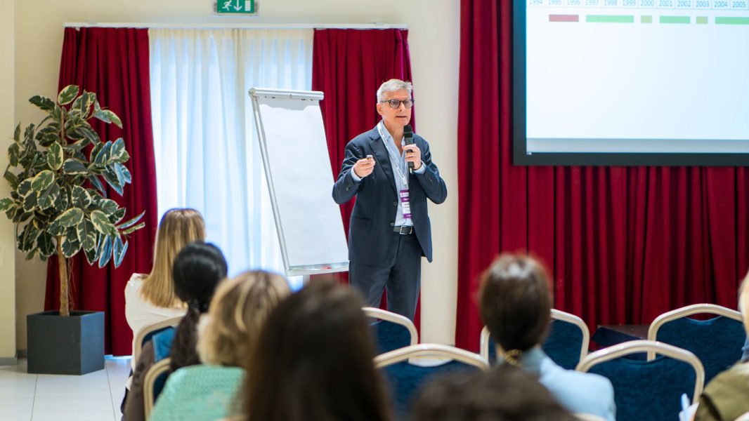 Gianni Cicogna, Founder Smartpeg, durante il suo seminario d'apertura in occasione del Global Summit Human Resources 2025